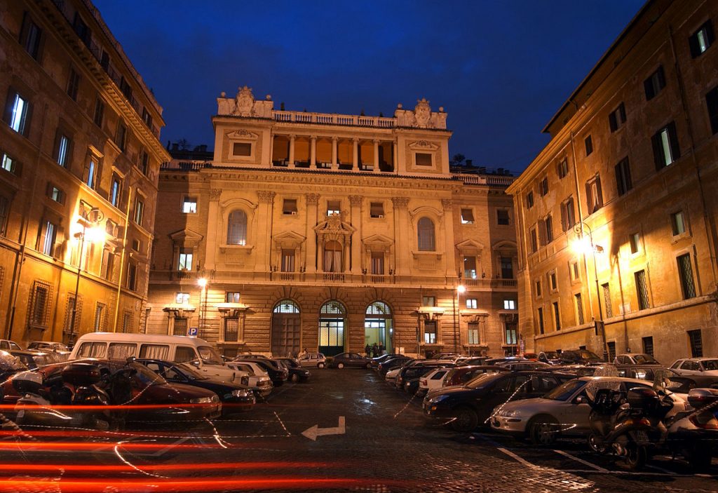 1280px-Pontificia_Università_Gregoriana_facciata_notte