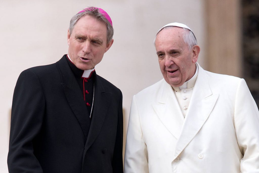 141021_Gaenswein_Franziskus_imago